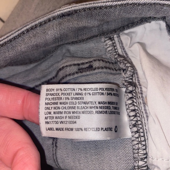 Universal Thread High Rise Skinny
Crop Light Grey Wash Size 6 - Picture 12 of 12